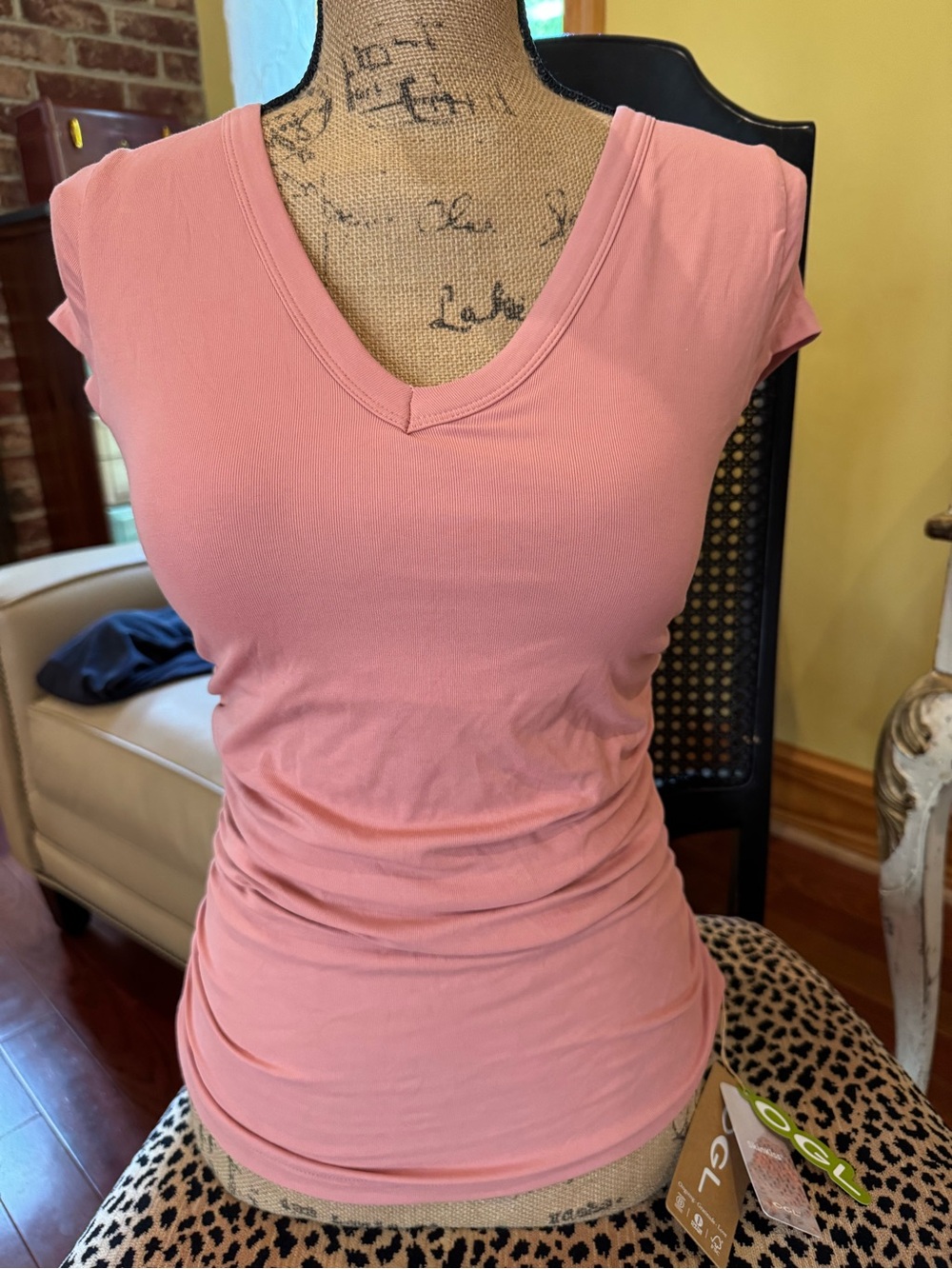 NWT ELEVATED VE NECK CAP SLEEVE TOP NWT
